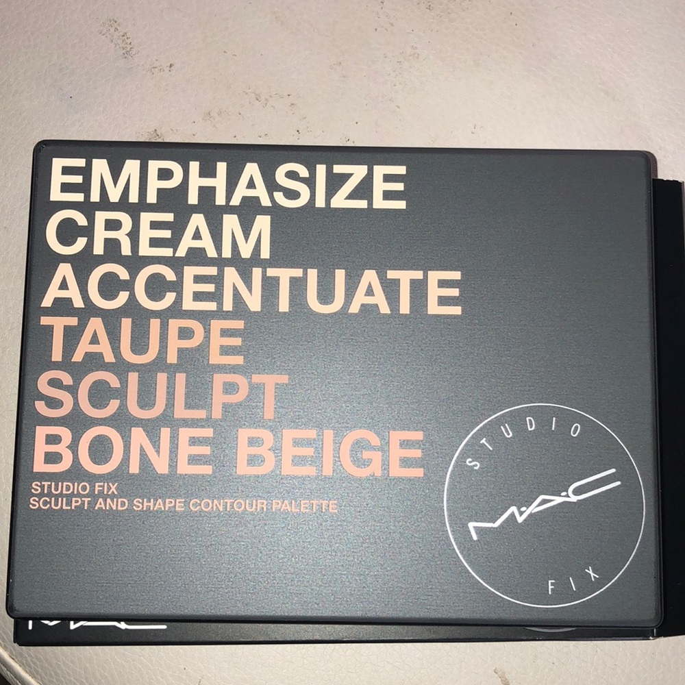 BRAND NEW Mac contour powder palette.